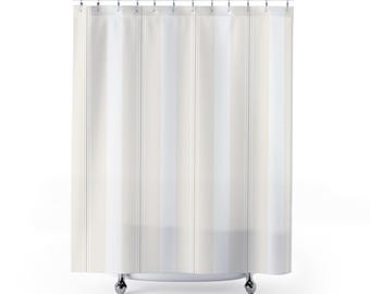 Cortina de ducha de rayas blancas, finas rayas color marfil, decoración minimalista y neutra para el baño, estilo luminoso para el baño de invitados.