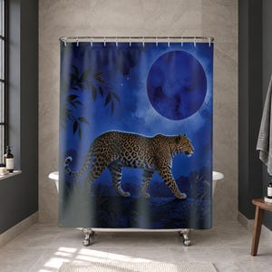 Leoparden-Duschvorhang, kobaltblaue Dschungelszene im Mondschein, dunkle tropische Tierwelt, dramatische, himmlische und maximalistische Badezimmerdekoration