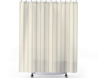 Cortina de ducha a rayas color crema, líneas clásicas en beige cálido, decoración de baño estilo casa de campo en color marfil, estilo de baño de invitados de estilo rústico elegante.
