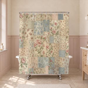 Tenda da doccia in stile cottagecore, decorazioni da bagno vintage con patchwork floreale, motivo trapuntato blu e crema, stile rustico e delicato per il bagno degli ospiti.