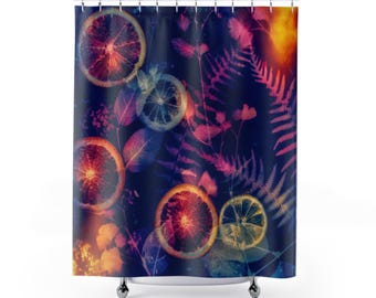 Cortina de ducha fotográfica, estampado Lumen con arte botánico cítrico, decoración de baño en índigo, magenta y naranja, pieza moderna y colorida para el baño de invitados.