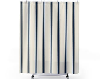 Cortina de ducha de rayas azul marino, estampado de finas rayas azules a medida, decoración de baño estilo granja color crema, estilo náutico para el baño de invitados