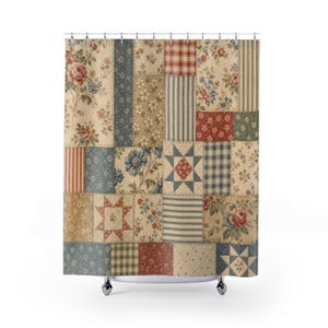 Puede incluir: Una cortina de ducha con un diseño de patchwork compuesto por varios paneles rectangulares y cuadrados. El patrón incluye estampados florales, rayas rojas y blancas, cuadros azules y blancos, y motivos de estrellas en tonos rojo, azul y beige.