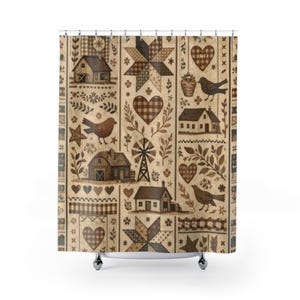 Könnte beinhalten: Beige Duschvorhang mit Patchwork-Design mit braunen Häusern, Vögeln, Herzen, Sternen und floralen Elementen. Der Vorhang hat eine rustikale, ländliche Ästhetik, passend für ein Badezimmer im Bauernhausstil.