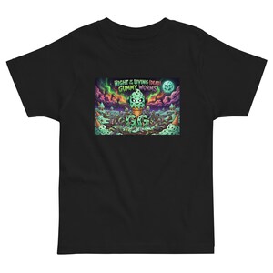 Puede incluir: Una camiseta negra de manga corta con un estampado gráfico de un personaje de cono de helado verde menta con cara, rodeado de conos de helado zombis y gusanos de goma, con el texto NIGHT OF THE LIVING (DEAD) GUMMY WORMS.