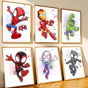 Puede incluir: Seis láminas decorativas enmarcadas con ilustraciones estilo dibujo animado de superhéroes. Los personajes incluyen a Spider-Man, Iron Man, Hulk, Miles Morales, Spider-Gwen y Black Panther, cada uno en una pose de acción dinámica con salpicaduras de acuarela.
