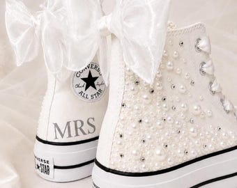 Gepersonaliseerde parel en strass plateauzool Converse | Op maat gemaakte schoenen met satijnen veters | Bruidssneakers