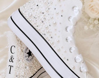 Gepersonaliseerde initialen en trouwdatum Pearl Platform Converse | Op maat gemaakte bruidssneakers met satijnen veters
