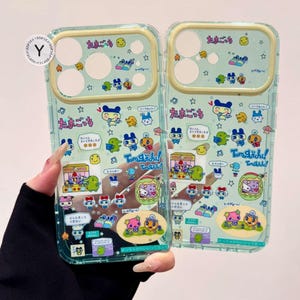 Puede incluir: Dos fundas transparentes para tel&eacute;fono con un fondo verde claro y un dise&ntilde;o de dibujos animados. El dise&ntilde;o incluye varios personajes, estrellas y texto japon&eacute;s. Las fundas tienen un parachoques protector alrededor de los bordes.