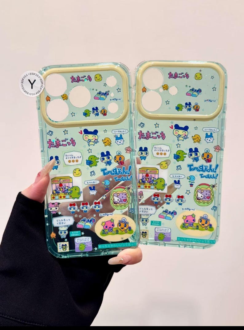 Puede incluir: Dos fundas transparentes para tel&eacute;fono con un fondo verde claro y un dise&ntilde;o de dibujos animados. El dise&ntilde;o incluye varios personajes, estrellas y texto japon&eacute;s. Las fundas tienen un parachoques protector alrededor de los bordes.