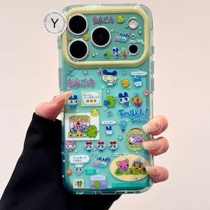 Puede incluir: Una funda transparente para tel&eacute;fono con fondo turquesa y borde amarillo. La funda est&aacute; decorada con personajes de dibujos animados coloridos y texto japon&eacute;s. La funda del tel&eacute;fono tiene una pegatina que dice "Y2CASE".