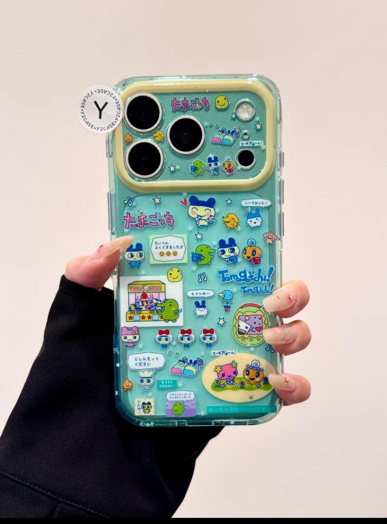 Puede incluir: Una funda transparente para tel&eacute;fono con fondo turquesa y borde amarillo. La funda est&aacute; decorada con personajes de dibujos animados coloridos y texto japon&eacute;s. La funda del tel&eacute;fono tiene una pegatina que dice "Y2CASE".