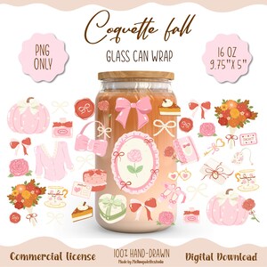 Op de afbeelding: Een digitaal glas-can-wrap ontwerp met de tekst Coquette fall, afmetingen van 16 oz 9,75 inch bij 5 inch, en diverse illustraties waaronder roze pompoenen, strikken, bloemenboeketten, parfumflesjes, taartjes en rozen op een lichte achtergrond.