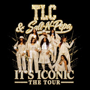 Op de afbeelding: Een grafisch ontwerp met de tekst TLC & Salt-N-Pepa in gouden, met diamanten ingelegde letters boven een groep van zeven personen in bijpassende gouden paillettenoutfits. De tekst IT'S ICONIC THE TOUR staat onderaan in goud op zwart.