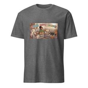 Op de afbeelding: Een grijs t-shirt met een kleurrijke afbeelding. De afbeelding toont een persoon op een bank met verschillende honden en de tekst "HOUSE HIPPO HOARDER". Het shirt is gemaakt van een zacht, comfortabel materiaal.