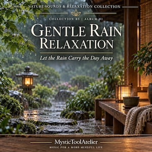 Könnte beinhalten: Ein digitales Albumcover mit dem Titel Gentle Rain Relaxation, das einen regnerischen Garten mit einer Steinlaterne, einer Holzveranda, einer dampfenden Tasse und einer strukturierten Decke zeigt. Der Text umfasst Nature Sounds & Relaxation Collection, Collection 05 | Album 01 und MysticToolAtelier.