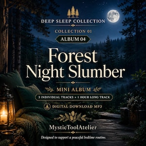 Può includere: Una copertina di album digitale intitolata Forest Night Slumber della Deep Sleep Collection. L'immagine mostra una foresta scura di notte con luna piena, una lanterna e una coperta verde. Il testo include Collection 01, Album 04, 3 individual tracks + 1 hour long track, digital download MP3 e MysticToolAtelier.