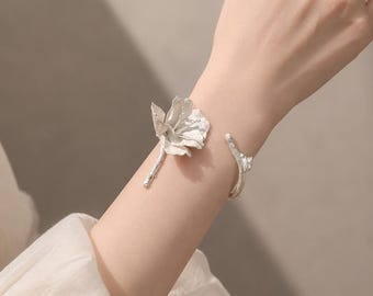 Skulpturale 3D Iris Magnolie Blumen Manschette Armband, Vintage Luxus Armreif, Romantische Hochzeit Schmuck