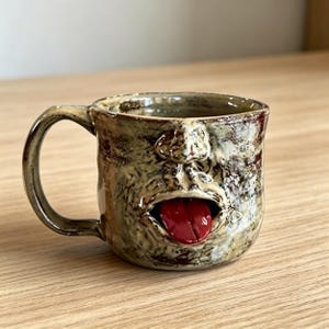 Handskulpterad keramisk mugg – Skrikande ansikte, röd tunga, konstkeramik