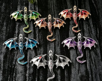 Handwerklich gefertigte Drachen-Anstecknadel mit Farbverlaufs-Emaille und Kristallschweif – Geschenk für Fantasy-Liebhaber