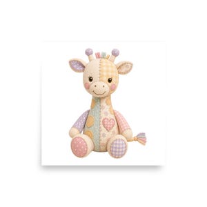 Könnte beinhalten: Ein weiches Patchwork-Giraffen-Plüschtier in Pastellfarben. Die Giraffe hat ein Herz auf ihrem Körper, mit Flicken in Rosa, Lila, Gelb und Blau. Sie hat ein lächelndes Gesicht und einen kleinen, gefransten Schwanz. Das Spielzeug ist für Kinder konzipiert.