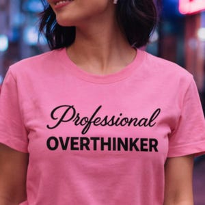 Maglietta con grafica "Professional Overthinker", unisex in cotone, ideale per lo streetwear.