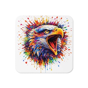 Puede incluir: Un posavasos cuadrado con una colorida ilustración de la cabeza de un águila. El águila tiene el pico abierto y está representada con un salpicado de colores del arcoíris, incluyendo azul, amarillo, rojo y verde. El fondo es blanco.