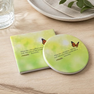 Schmetterling Zitat Keramikuntersetzer mit Korkboden | Inspirational Transformation Spruch | Motivierendes Dekor Geschenk | Raupe zum Schmetterling