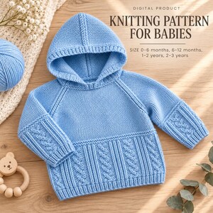 Op de afbeelding: Een lichtblauwe gebreide babyhoodie met een kabelpatroon op de mouwen en de onderkant. De tekst luidt: DIGITAL PRODUCT KNITTING PATTERN FOR BABIES, SIZE 0-6 months, 6-12 months, 1-2 years, 2-3 years. Een blauwe bol wol en een houten speeltje zijn zichtbaar.