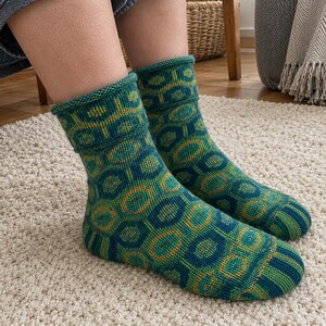 Strickmuster für doppelt gestrickte Socken | Geometrisches Farbmuster für Socken | Wintersocken von oben nach unten gestrickt | PDF-Strickmuster für Nadelspielnadeln | Mittelschwer