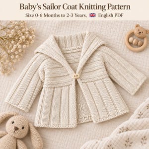 Puede incluir: Un abrigo de marinero tejido en color crema para bebé con cuello grande, mangas largas y un solo botón de madera. El texto dice: Baby's Sailor Coat Knitting Pattern, Size 0-6 Months to 2-3 Years, English PDF.