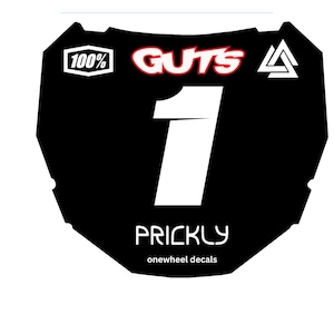 Op de afbeelding: Een zwarte sticker voor een Onewheel met een groot wit cijfer 1 in het midden. De bovenkant bevat een 100%-logo, de tekst GUTS in rood en wit, en een driehoekig symbool. De onderkant toont de tekst PRICKLY en onewheel decals in het wit.