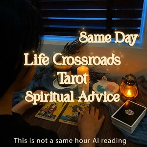 Può includere: Due carte dei tarocchi, Il Mago e Il Matto, sono appoggiate su una superficie in legno. Un mazzo di carte, una candela accesa e una piccola lanterna sono vicini. Il testo recita: Same Day Life Crossroads Tarot Spiritual Advice. Non è una lettura IA.