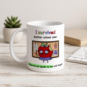 Taza personalizada para profesores agotados, regalo sarcástico para profesores con temática de manzanas, taza divertida para el fin del año escolar, regalo para profesores traumatizados.