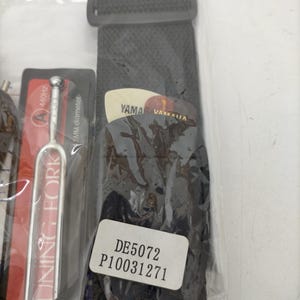 Kit de acessórios vintage para guitarra YAMAHA, com logotipo antigo, fabricado no Japão, incluindo diapasão de 440Hz, enrolador de cordas, correia e conjunto de ferramentas para guitarra (código 250716-3T).