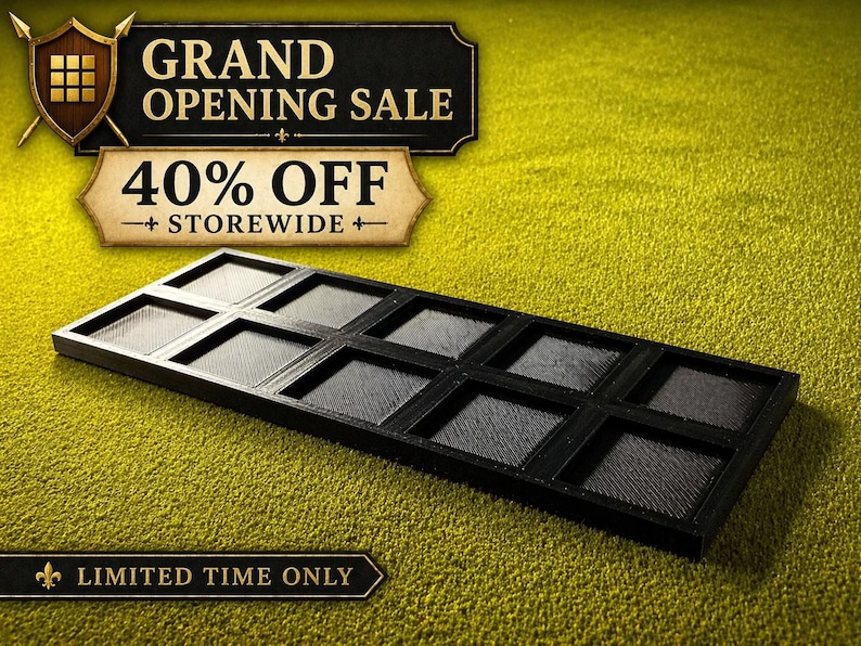 Op de afbeelding: Een zwarte rechthoekige lade met tien vierkante vakken ligt op een getextureerd geelgroen oppervlak. De afbeelding bevat de tekst "GRAND OPENING SALE", "40% OFF STOREWIDE" en "LIMITED TIME ONLY".