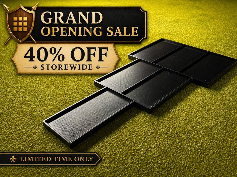Peut inclure: Plateaux d'exposition noirs dispos&eacute;s en quinconce sur une surface verte textur&eacute;e. L'image pr&eacute;sente le texte "GRAND OPENING SALE" et "40% OFF + STOREWIDE +" avec une banni&egrave;re "LIMITED TIME ONLY".