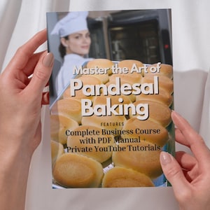 Może przedstawiać: Okładka książki z tytułem "Master the Art of Pandesal Baking" przedstawiająca zdjęcie wypieków i szefa kuchni. Okładka zawiera również tekst "Complete Business Course with PDF Manual + Private YouTube Tutorials."