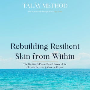 K&ouml;nnte beinhalten: Werbebild mit blauem und wei&szlig;em Farbschema. Der Text lautet oben &bdquo;TALAY METHOD&ldquo;, gefolgt von &bdquo;Rebuilding Resilient Skin from Within&ldquo;. Der Text unten lautet &bdquo;The Dietitian's Phase Based Protocol for Chronic Eczema & Genetic Repair&ldquo;.