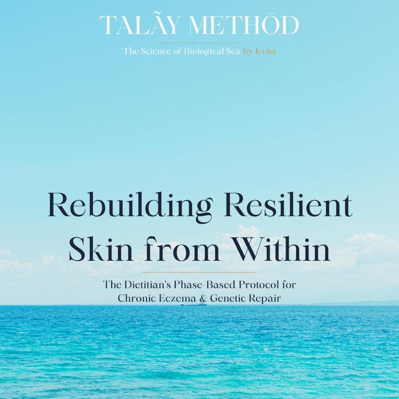 K&ouml;nnte beinhalten: Werbebild mit blauem und wei&szlig;em Farbschema. Der Text lautet oben &bdquo;TALAY METHOD&ldquo;, gefolgt von &bdquo;Rebuilding Resilient Skin from Within&ldquo;. Der Text unten lautet &bdquo;The Dietitian's Phase Based Protocol for Chronic Eczema & Genetic Repair&ldquo;.