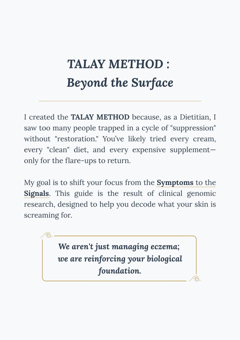 K&ouml;nnte beinhalten: Eine wei&szlig;e Seite mit dem Titel "TALAY METHOD: Beyond the Surface" in Dunkelblau. Der Text beschreibt eine Methode f&uuml;r die Hautgesundheit, wobei der Schwerpunkt auf der Verlagerung von der Behandlung von Symptomen zum Verst&auml;ndnis von Signalen liegt. Der Text enth&auml;lt den Satz "We aren't just managing eczema; we are reinforcing your biological foundation."