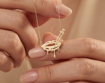 Collar con colgante de labios y jeringa en oro o plata, regalo único para enfermeras estéticas y amantes de la belleza.