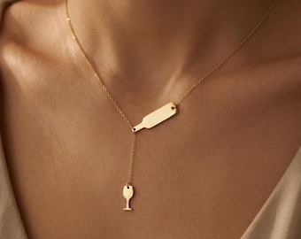 Collar con botella y copa de vino con grabado opcional, en oro o plata. Un regalo divertido para los amantes del vino.