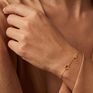 Gepersonaliseerde beginletterarmband goud of zilver, aangepaste bedelarmband met meerdere letters voor haar, sierlijke minimalistische naamarmband cadeau