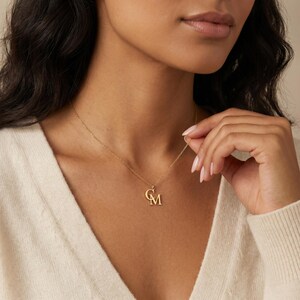 Collana personalizzata con iniziali intrecciate in oro o argento, ciondolo monogramma personalizzato a 2 o 3 lettere per lei, regalo unico con iniziale