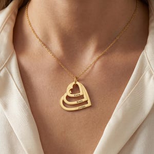 Personligt staplade hjärthalsband med graverade namn, guld- eller silverfärgat familjehjärthänge. Meningsfull present till mamma.