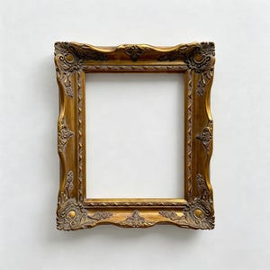 Könnte beinhalten: Vergoldeter Bilderrahmen mit aufwendigen Verzierungen. Der rechteckige Rahmen hat ein antikes Design mit floralen und scrollartigen Mustern. Der goldfarbene Rahmen ist leer und bereit für ein Foto oder Kunstwerk.