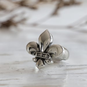 Anillo flor de lis para niña elaborado en plata de ley 925 Minimal