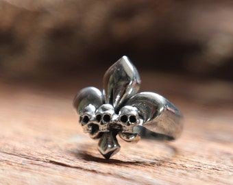 Anillo de calavera con flor de lis para niña fabricado en plata de ley 925 Minimal