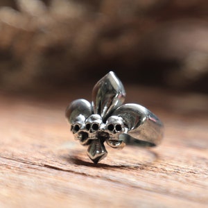 fleur de lis skull ring for girl made of sterling silver 925  Minimal